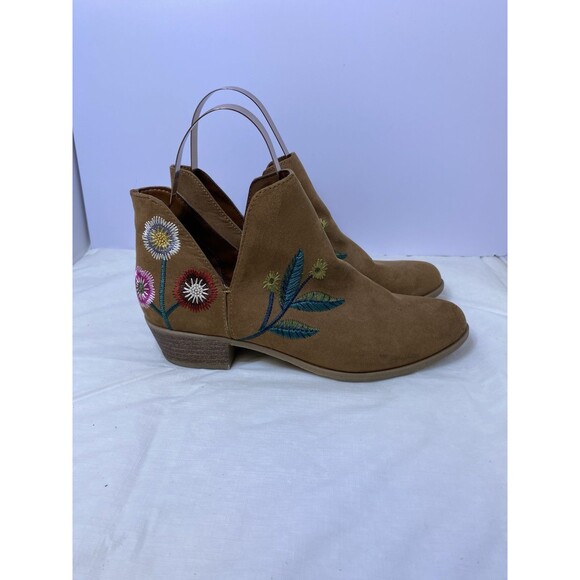 INDIGO Rd. Womens size 7.5 Tan Embroidered Flowers Slip-On Ankle Boots - Picture 2 of 7